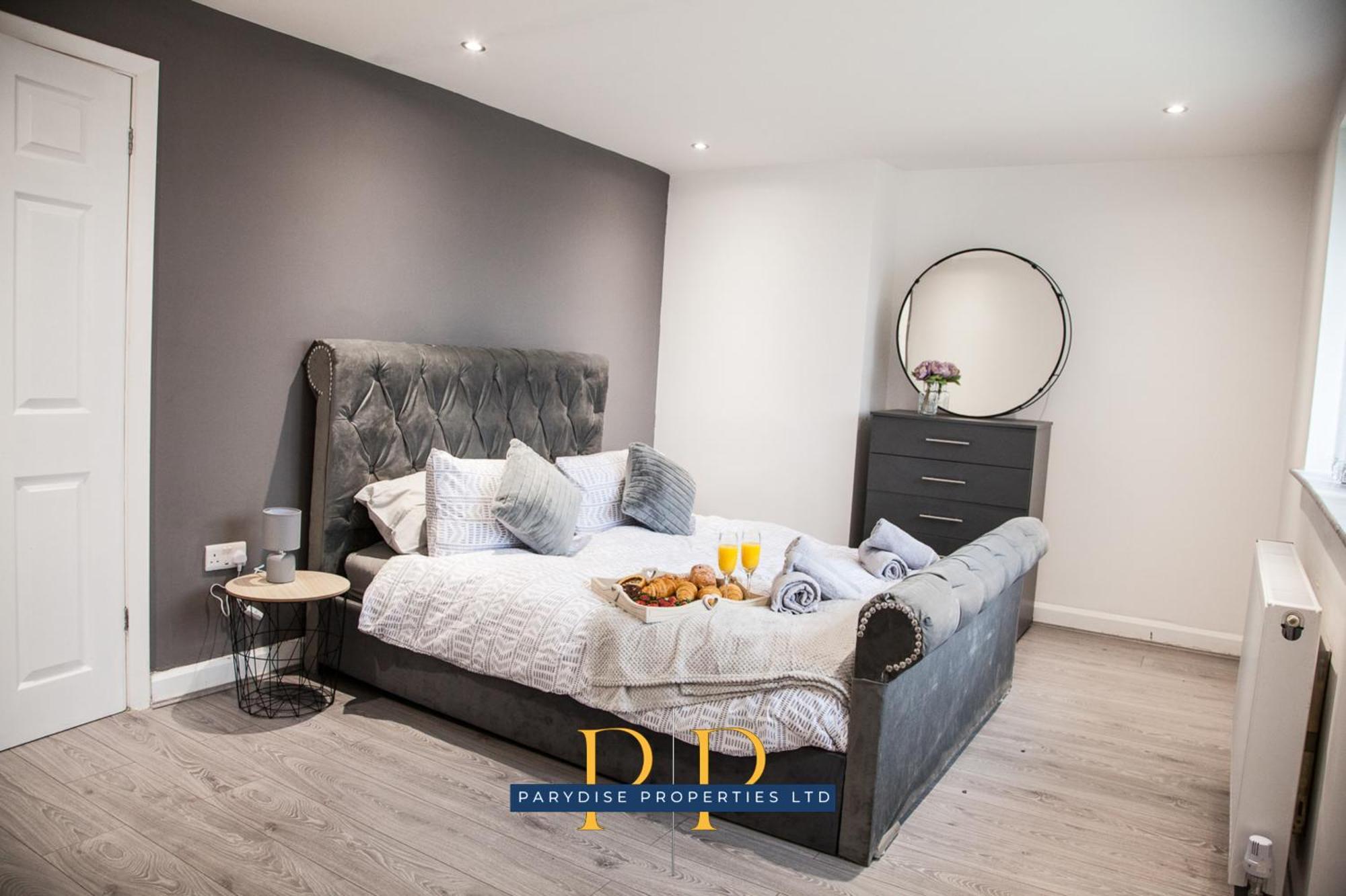 The Knutton House - Spacious Comfort By Parydise Properties - Leisure & Business Stays - Sleeps 7 Newcastle-under-Lyme Exterior photo