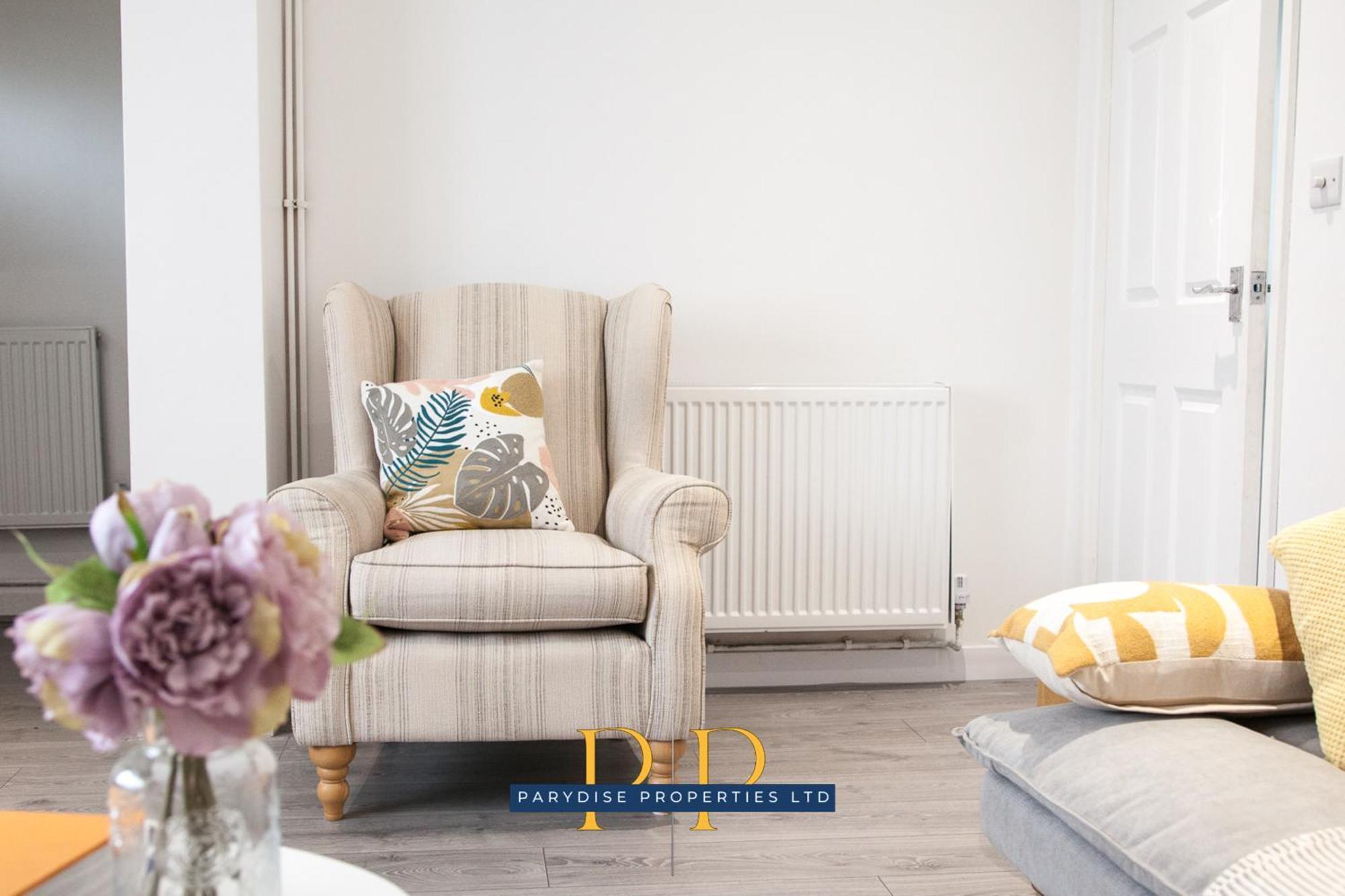 The Knutton House - Spacious Comfort By Parydise Properties - Leisure & Business Stays - Sleeps 7 Newcastle-under-Lyme Exterior photo